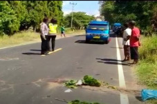 Truk Vs Motor di Jalan...