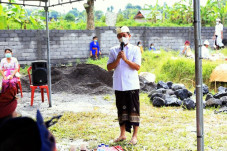 Bupati Suwirta Meletakkan...