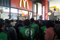 Ojol Berkerumun di McDonald’s,...