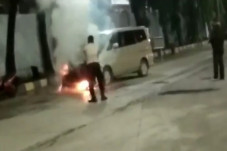 Mobil Terbakar di Pelabuhan...