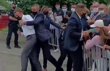 Macron Ditampar, Buku...
