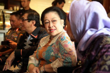 Megawati Terima Gelar...