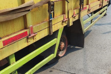 Truk Terlibat Kecelakaan...