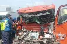 Seruduk Truk Tangki...