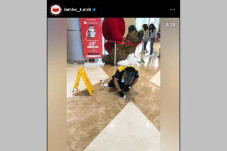 Lihat Petugas Kebersihan...