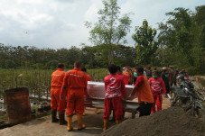 Takut Tertular, Warga...