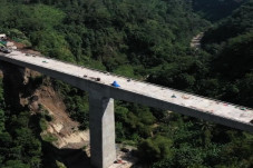 Ajib! Jembatan Setinggi...