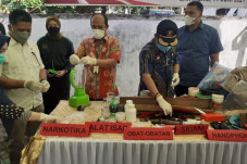 Barang Bukti Sabu dan...
