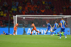 Hujan Gol di Amsterdam...