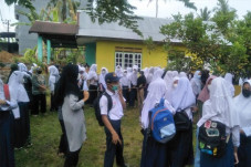 Polisi Bubarkan Kegiatan...