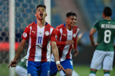 Bungkam 10 Pemain Bolivia,...