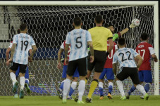 Argentina Ditahan Cile,...