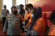 Tergiur Untung Besar,...