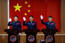 China Luncurkan Misi...