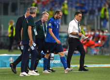 Babak I: Chiellini Cedera,...