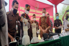 Kejari Tangsel Musnahkan...