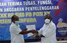 PB PON XX Papua Salurkan...