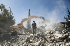 Israel Perintahkan Penghancuran...