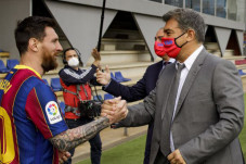 Bujuk Messi Bertahan,...
