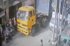 Keroyok Sopir dan Pecahkan...