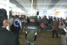 COVID-19 Menggila, Petugas...