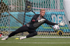 Terima Kenyataan, Schmeichel...