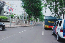 Digeruduk Warga Madura,...