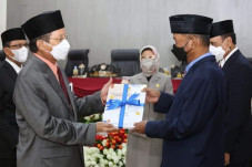 Gubernur Longki Djanggola...