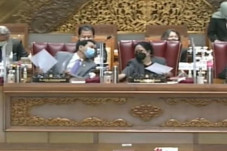 Azis Syamsuddin Nampak...