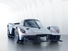 Aston Martin Tuntut...