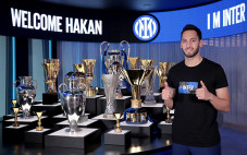 Hakan Calhanoglu Resmi...