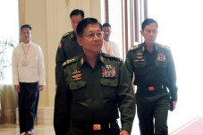 Dipasok Senjata, Jenderal...