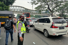 Polisi Sweeping Pendukung...