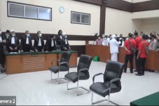 Ogah Jabat Tangan Jaksa...