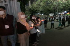 Nyalakan Lilin, Ratusan...