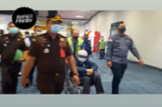 Didorong dengan Kursi...