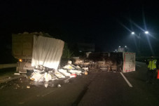 Truk Paket Seruduk Dump...
