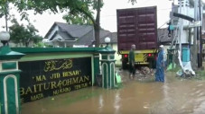 Hindari Macet, Truk...