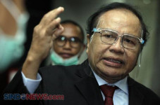 Rektor UI Rangkap Jabatan,...