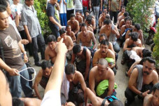 Gerombolan Preman Pasang...