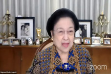 Megawati Pamer 9 Gelar...