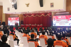 Polri Latih Ribuan Orang...