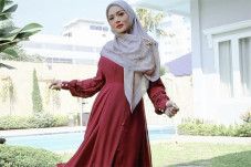 Krisdayanti Tampil dengan...