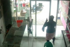 Pura-pura Beli Kue,...