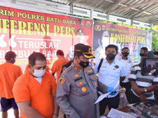 Tak Puas Tiga Istri,...