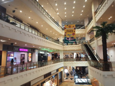 Beda Nasib dengan Supermarket,...