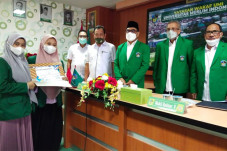 Rektor UMI Serahkan...