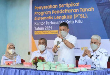 Wali Kota Hadianto Menyerahkan...