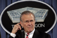 Donald Rumsfeld yang...