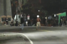 Medan Membara, Bersenjatakan...